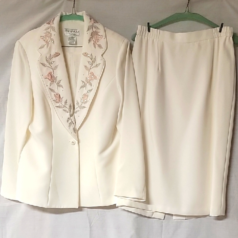 Elegant Vintage Cream Blazer Skirt Set with Floral Embroidery - Mother Of Bride